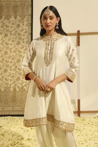 Kaarigari intezaar daisy ivory short kurta with salwar and dupatta set