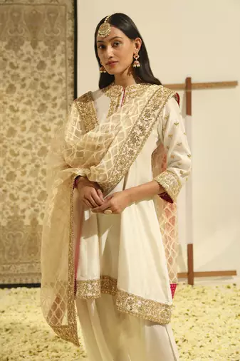 Kaarigari intezaar daisy ivory short kurta with salwar and dupatta set