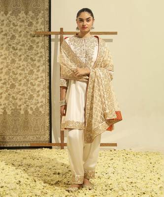 Kaarigari rajak daisy ivory short kurta with salwar and dupatta set 1
