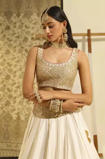 Kaarigari Aayan Daisy Ivory Lehenga Set