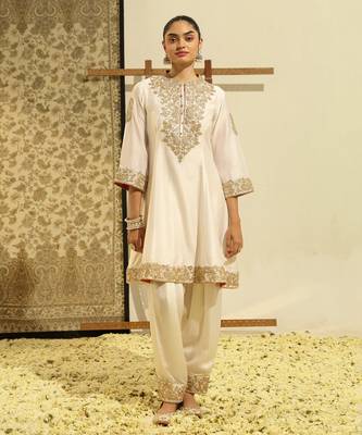 Kaarigari rajak daisy ivory short kurta with salwar and dupatta set 2