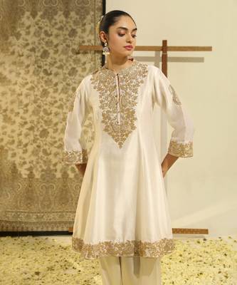 Kaarigari rajak daisy ivory short kurta with salwar and dupatta set 3