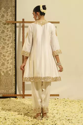 Kaarigari rajak daisy ivory short kurta with salwar and dupatta set