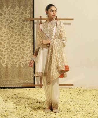Kaarigari rajak daisy ivory short kurta with salwar and dupatta set 5