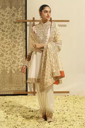 Kaarigari rajak daisy ivory short kurta with salwar and dupatta set