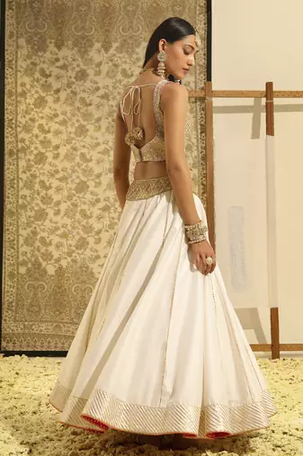 Kaarigari Aayan Daisy Ivory Lehenga Set