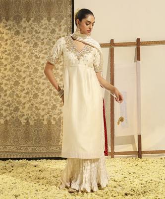 Kaarigari shahnawaz daisy ivory straight kurta with crushed silk skirt and crushed dupatta set 1