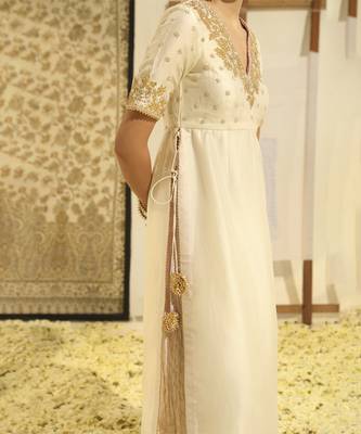 Kaarigari shahnawaz daisy ivory straight kurta with crushed silk skirt and crushed dupatta set 2