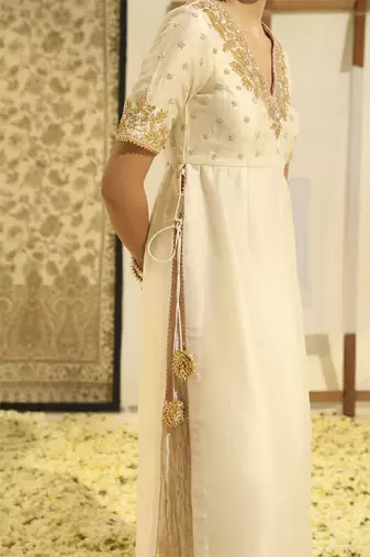 Kaarigari shahnawaz daisy ivory straight kurta with crushed silk skirt and crushed dupatta set