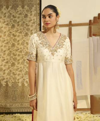 Kaarigari shahnawaz daisy ivory straight kurta with crushed silk skirt and crushed dupatta set 3