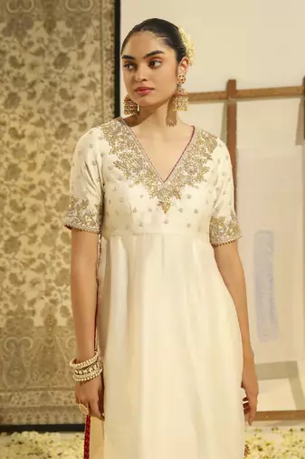 Kaarigari shahnawaz daisy ivory straight kurta with crushed silk skirt and crushed dupatta set
