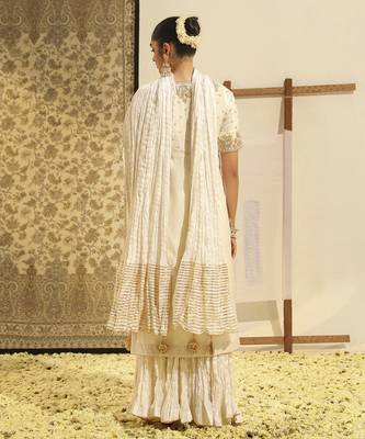 Kaarigari shahnawaz daisy ivory straight kurta with crushed silk skirt and crushed dupatta set 4