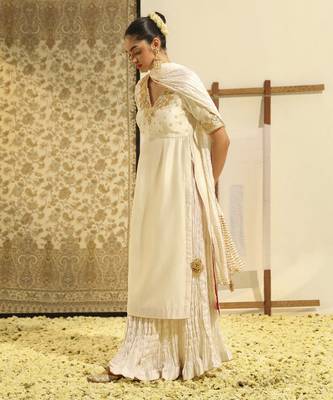 Kaarigari shahnawaz daisy ivory straight kurta with crushed silk skirt and crushed dupatta set 5