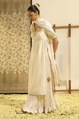 Kaarigari shahnawaz daisy ivory straight kurta with crushed silk skirt and crushed dupatta set