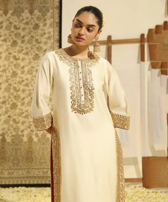 Kaarigari abbas daisy ivory straight kurta with crushed silk skirt and crushed dupatta set 2