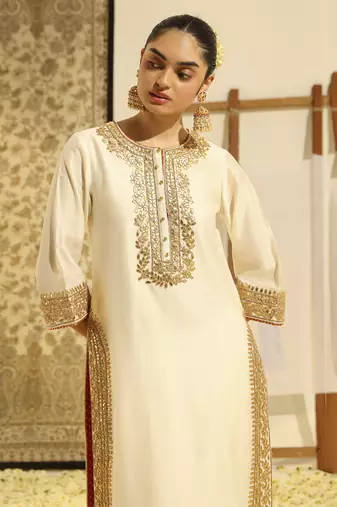 Kaarigari abbas daisy ivory straight kurta with crushed silk skirt and crushed dupatta set