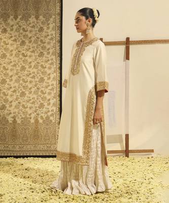 Kaarigari abbas daisy ivory straight kurta with crushed silk skirt and crushed dupatta set 3