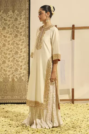 Kaarigari abbas daisy ivory straight kurta with crushed silk skirt and crushed dupatta set