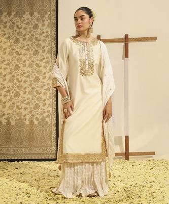 Kaarigari abbas daisy ivory straight kurta with crushed silk skirt and crushed dupatta set 4