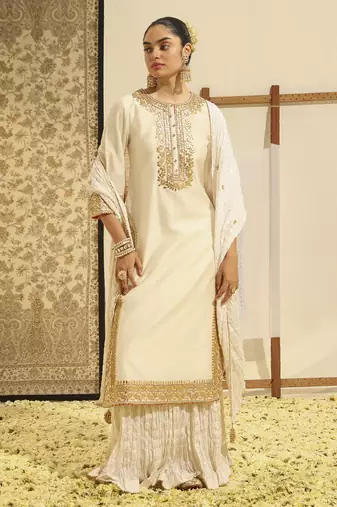 Kaarigari abbas daisy ivory straight kurta with crushed silk skirt and crushed dupatta set