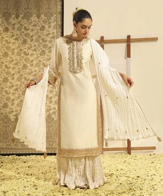 Kaarigari abbas daisy ivory straight kurta with crushed silk skirt and crushed dupatta set 1