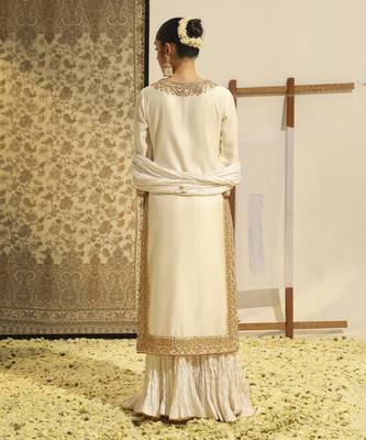 Kaarigari abbas daisy ivory straight kurta with crushed silk skirt and crushed dupatta set 5