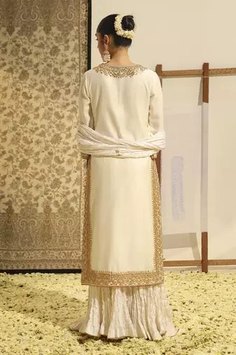 Kaarigari abbas daisy ivory straight kurta with crushed silk skirt and crushed dupatta set
