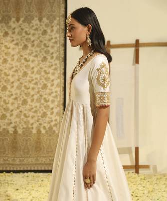 Kaarigari shaiz daisy ivory ankle length anarkali with skirt and dupatta set 4