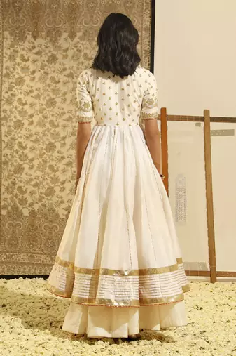 Kaarigari shadaab daisy ivory short kurta with sharara and odhni set