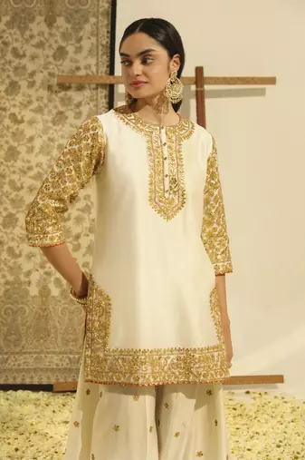Kaarigari shadaab daisy ivory short kurta with sharara and odhni set