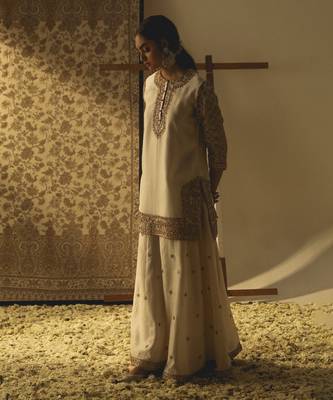 Kaarigari shadaab daisy ivory short kurta with sharara and odhni set 4