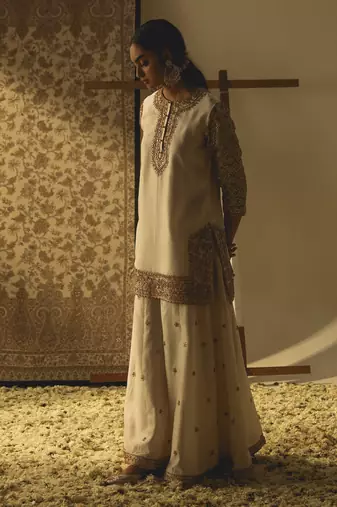 Kaarigari shadaab daisy ivory short kurta with sharara and odhni set
