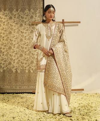 Kaarigari shamshul daisy ivory short kurta with gharara and odhni set 1