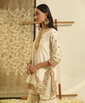 Kaarigari shamshul daisy ivory short kurta with gharara and odhni set 2