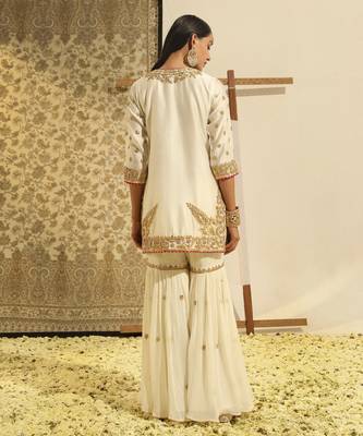 Kaarigari shamshul daisy ivory short kurta with gharara and odhni set 4