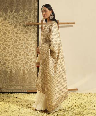 Kaarigari shamshul daisy ivory short kurta with gharara and odhni set 5
