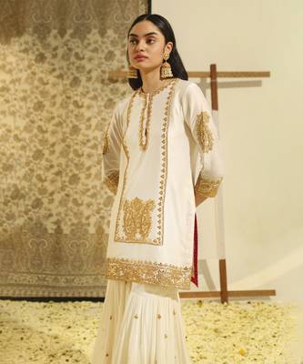 Kaarigari siraj daisy ivory short kurta with gharara and odhni set 2