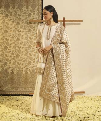 Kaarigari siraj daisy ivory short kurta with gharara and odhni set 1