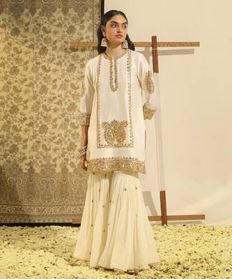 Kaarigari siraj daisy ivory short kurta with gharara and odhni set 3