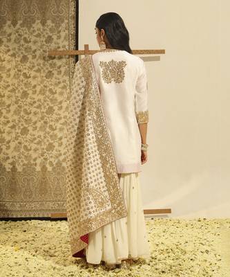 Kaarigari siraj daisy ivory short kurta with gharara and odhni set 4