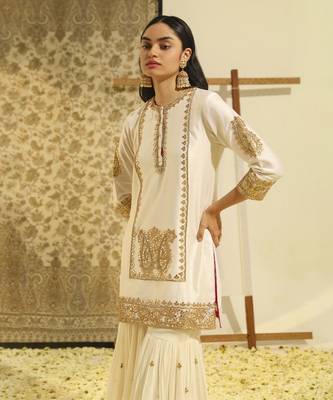 Kaarigari siraj daisy ivory short kurta with gharara and odhni set 5