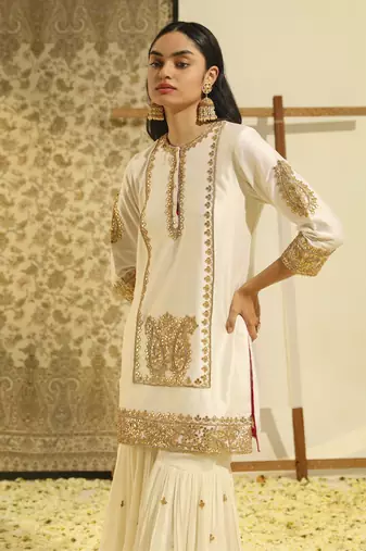 Kaarigari siraj daisy ivory short kurta with gharara and odhni set
