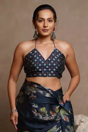 Navy blue floral print chiffon saree with unstiched blouse piece