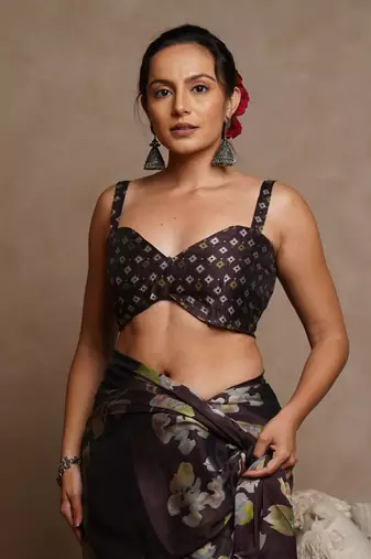 Coffee floral print chiffon saree with unstiched blouse piece