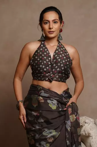 Coffee floral print chiffon saree with unstiched blouse piece