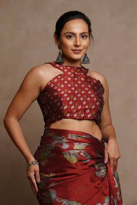 Red floral print chiffon saree with unstiched blouse piece 1
