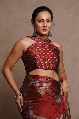Red floral print chiffon saree with unstiched blouse piece