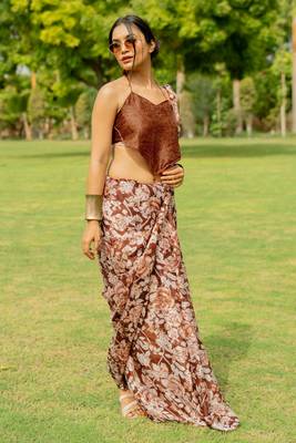 Dark rust floral print chiffon saree with unstiched blouse piece 3
