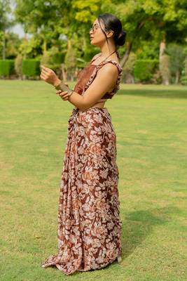 Dark rust floral print chiffon saree with unstiched blouse piece 4