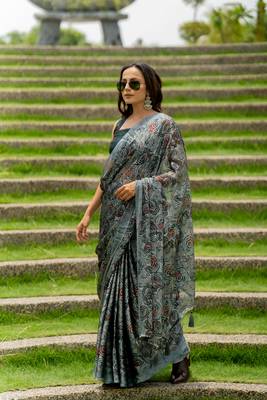 Light greyish blue geometric print chiffon saree with unstiched blouse piece 2